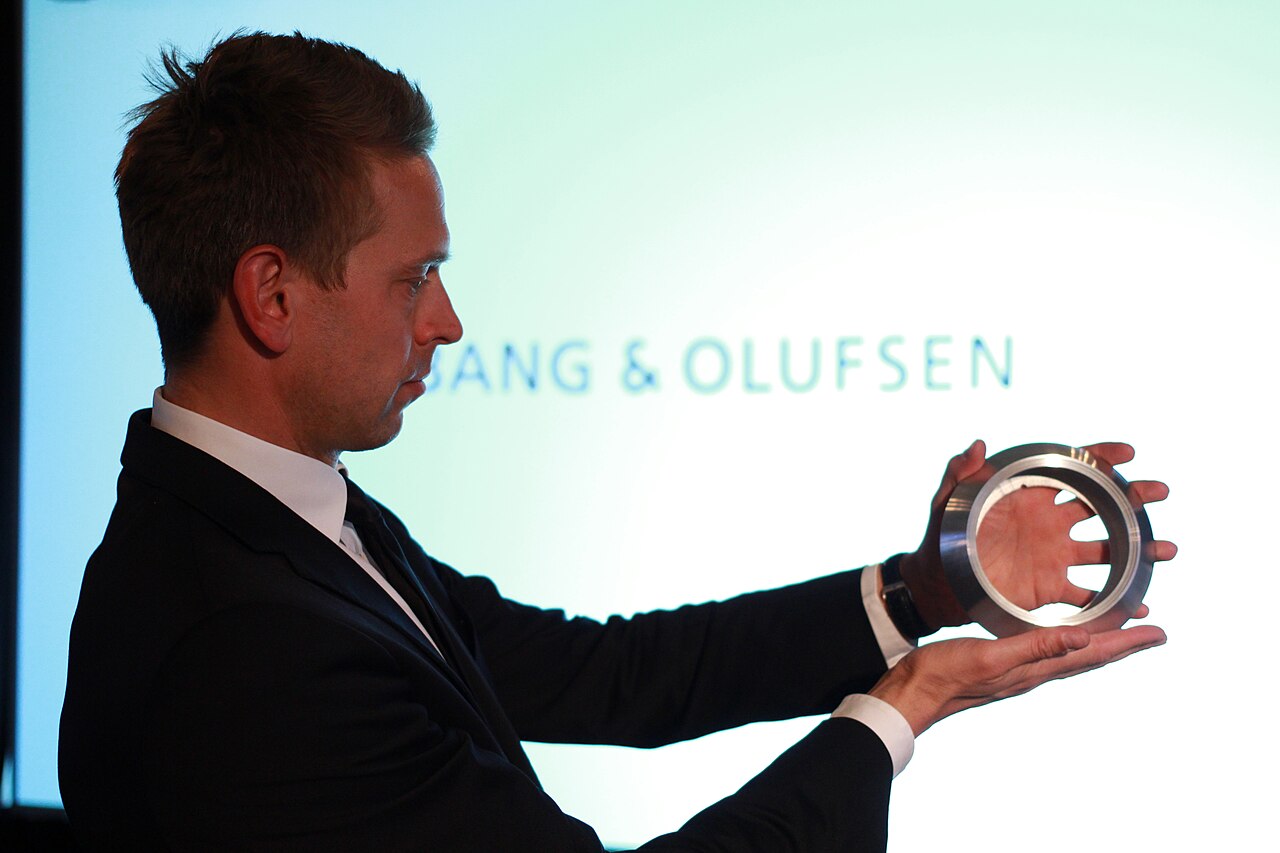 Новейшим продуктом компании Bang & Olufsen является портативный зарядный устройство премиум-класса с поддержкой Qi2, а не наушники - Notebookcheck-ru.com